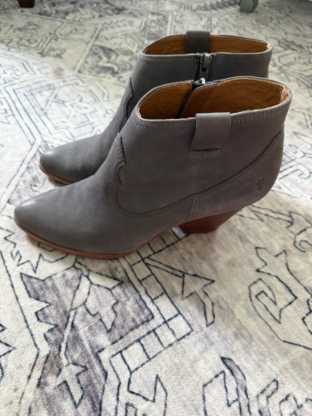 Frye Reina JEA Women Size 9.5 Gray Suede Leather Ankle Boot Zip 3471724